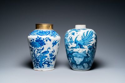 Deux vases en faïence de Delft en bleu et blanc à décor d'oiseaux parmi des branches fleuries, 18ème