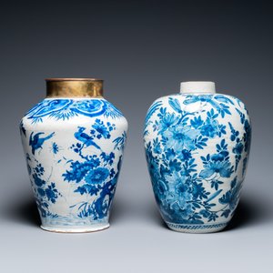 Deux vases en faïence de Delft en bleu et blanc à décor d'oiseaux parmi des branches fleuries, 18ème — photo 4