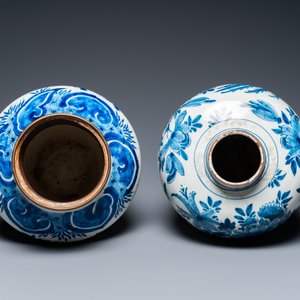 Deux vases en faïence de Delft en bleu et blanc à décor d'oiseaux parmi des branches fleuries, 18ème — photo 6