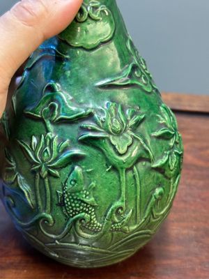 Deux vases en grès émaillé verte monochrome à décor de dragon et un kendi, fours de Fujian, Chine, fin Ming — photo 11