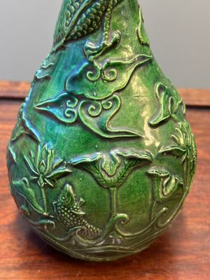 Deux vases en grès émaillé verte monochrome à décor de dragon et un kendi, fours de Fujian, Chine, fin Ming — photo 12