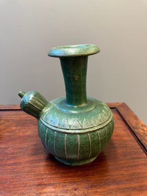 Deux vases en grès émaillé verte monochrome à décor de dragon et un kendi, fours de Fujian, Chine, fin Ming — photo 15