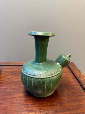 Deux vases en grès émaillé verte monochrome à décor de dragon et un kendi, fours de Fujian, Chine, fin Ming — photo 17
