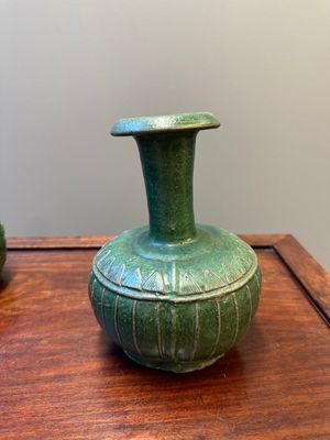 Deux vases en grès émaillé verte monochrome à décor de dragon et un kendi, fours de Fujian, Chine, fin Ming — photo 18