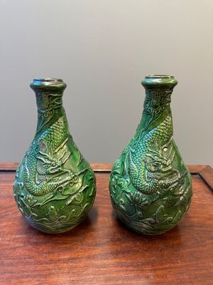 Deux vases en grès émaillé verte monochrome à décor de dragon et un kendi, fours de Fujian, Chine, fin Ming — photo 2