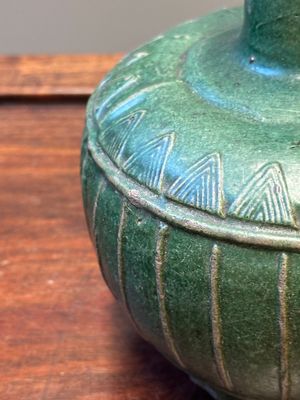 Deux vases en grès émaillé verte monochrome à décor de dragon et un kendi, fours de Fujian, Chine, fin Ming — photo 21