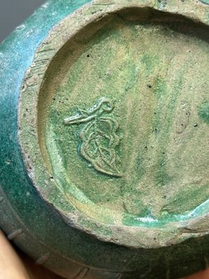 Deux vases en grès émaillé verte monochrome à décor de dragon et un kendi, fours de Fujian, Chine, fin Ming — photo 23