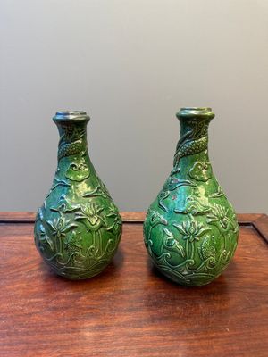 Deux vases en grès émaillé verte monochrome à décor de dragon et un kendi, fours de Fujian, Chine, fin Ming — photo 4