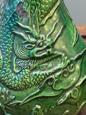 Deux vases en grès émaillé verte monochrome à décor de dragon et un kendi, fours de Fujian, Chine, fin Ming — photo 8