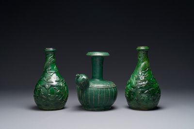 Deux vases en grès émaillé verte monochrome à décor de dragon et un kendi, fours de Fujian, Chine, fin Ming