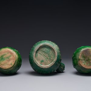 Deux vases en grès émaillé verte monochrome à décor de dragon et un kendi, fours de Fujian, Chine, fin Ming — photo 4