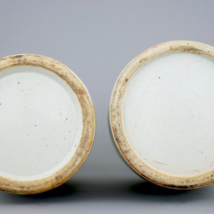 Deux vases en porcelaine de Chine à décor bleu et blanc sur fond céladon, 19ème — photo 6