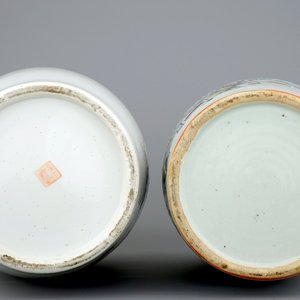 Deux vases en porcelaine de Chine à décor qianjiang cai d'objets précieux, 19/20ème — photo 6