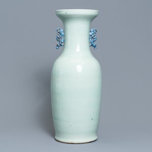 Deux vases en porcelaine de Chine à fond céladon et un en rouge de fer et doré, 19ème — photo 3