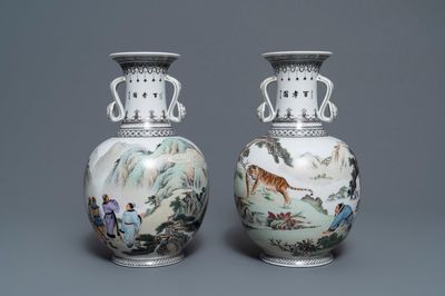 Deux vases en porcelaine de Chine aux anses en forme de ruyi, 2ème moitié du 20ème