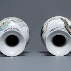 Deux vases en porcelaine de Chine aux anses en forme de ruyi, 2ème moitié du 20ème — photo 5