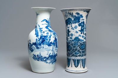 Deux vases en porcelaine de Chine bleu et blanc, 19ème
