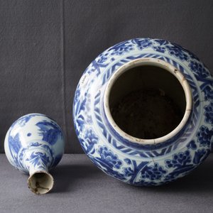 Deux vases en porcelaine de Chine bleu et blanc, époque Transition et Kangxi — photo 13