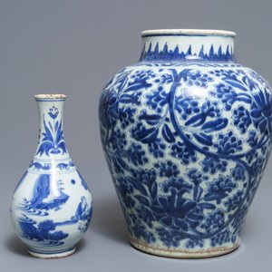 Deux vases en porcelaine de Chine bleu et blanc, époque Transition et Kangxi — photo 2