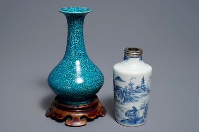 Deux vases en porcelaine de Chine bleu et blanc et turquoise monochrome, Qianlong et 19ème