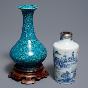 Deux vases en porcelaine de Chine bleu et blanc et turquoise monochrome, Qianlong et 19ème — photo 1
