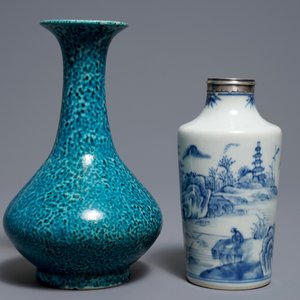 Deux vases en porcelaine de Chine bleu et blanc et turquoise monochrome, Qianlong et 19ème — photo 2