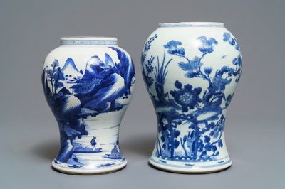 Deux vases en porcelaine de Chine bleu et blanc, Kangxi