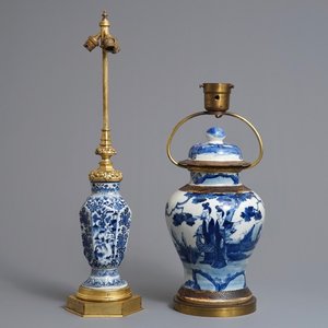 Deux vases en porcelaine de Chine bleu et blanc montés comme lampes, Kangxi et 19ème — photo 1