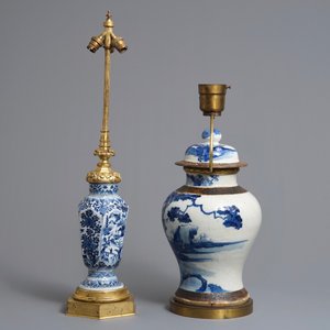 Deux vases en porcelaine de Chine bleu et blanc montés comme lampes, Kangxi et 19ème — photo 4
