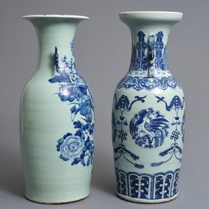 Deux vases en porcelaine de Chine bleu et blanc sur fond céladon, 19ème — photo 2