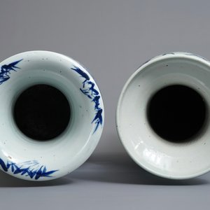 Deux vases en porcelaine de Chine bleu et blanc sur fond céladon, 19ème — photo 6