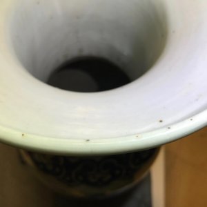 Deux vases en porcelaine de Chine bleu et blanc sur fond céladon, 19ème — photo 9