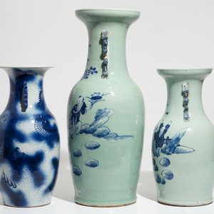 Deux vases en porcelaine de Chine bleu et blanc sur fond céladon et un vase aux dragons, 19ème — photo 2