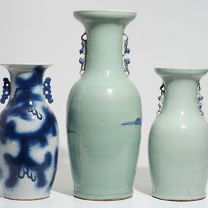 Deux vases en porcelaine de Chine bleu et blanc sur fond céladon et un vase aux dragons, 19ème — photo 3