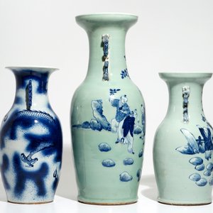 Deux vases en porcelaine de Chine bleu et blanc sur fond céladon et un vase aux dragons, 19ème — photo 4