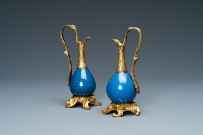 Deux vases en porcelaine de Chine bleu monochrome montés comme verseuses en bronze doré, Kangxi et 19ème