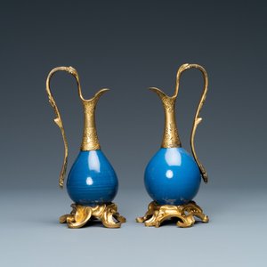 Deux vases en porcelaine de Chine bleu monochrome montés comme verseuses en bronze doré, Kangxi et 19ème — photo 2
