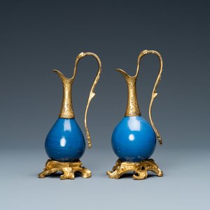 Deux vases en porcelaine de Chine bleu monochrome montés comme verseuses en bronze doré, Kangxi et 19ème — photo 3