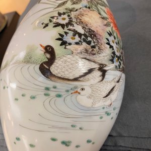 Deux vases en porcelaine de Chine coquille d'oeuf, marques en rougé, 20ème — photo 10