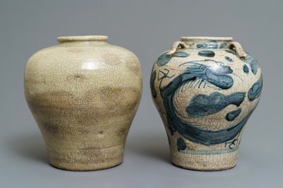 Deux vases en porcelaine de Chine dite 'de Swatow' en bleu et blanc et monochrome, Ming