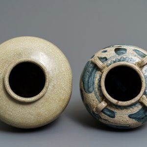 Deux vases en porcelaine de Chine dite 'de Swatow' en bleu et blanc et monochrome, Ming — photo 5