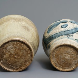 Deux vases en porcelaine de Chine dite 'de Swatow' en bleu et blanc et monochrome, Ming — photo 6