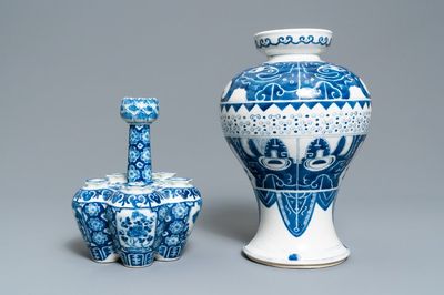 Deux vases en porcelaine de Chine en bleu et blanc, 19ème