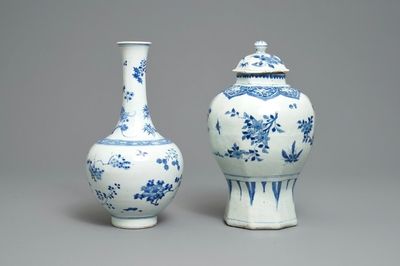 Deux vases en porcelaine de Chine en bleu et blanc à décor floral, époque Transition