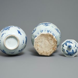 Deux vases en porcelaine de Chine en bleu et blanc à décor floral, époque Transition — photo 12