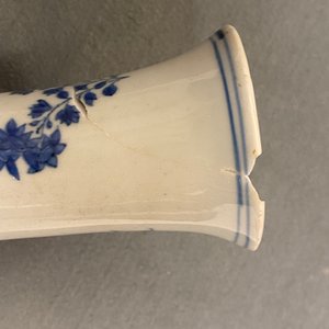 Deux vases en porcelaine de Chine en bleu et blanc à décor floral, époque Transition — photo 16