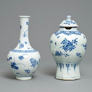 Deux vases en porcelaine de Chine en bleu et blanc à décor floral, époque Transition — photo 9