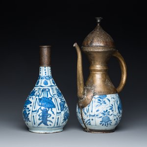 Deux vases en porcelaine de Chine en bleu et blanc aux montures en bronze pour le marché islamique, Wanli — photo 1