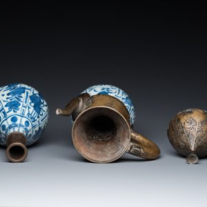 Deux vases en porcelaine de Chine en bleu et blanc aux montures en bronze pour le marché islamique, Wanli — photo 6