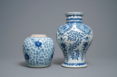 Deux vases en porcelaine de Chine en bleu et blanc, Kangxi